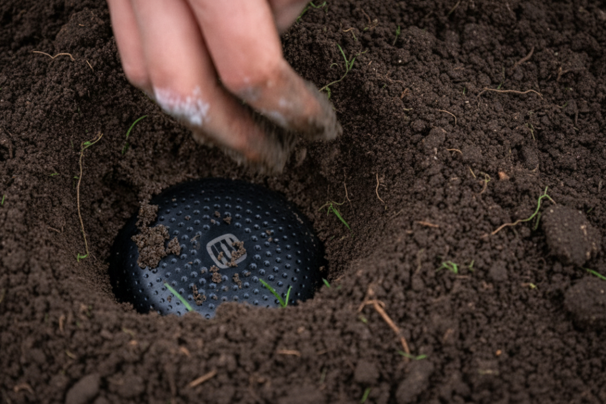 HYDROBALL enterrada en tierra fértil de cultivo